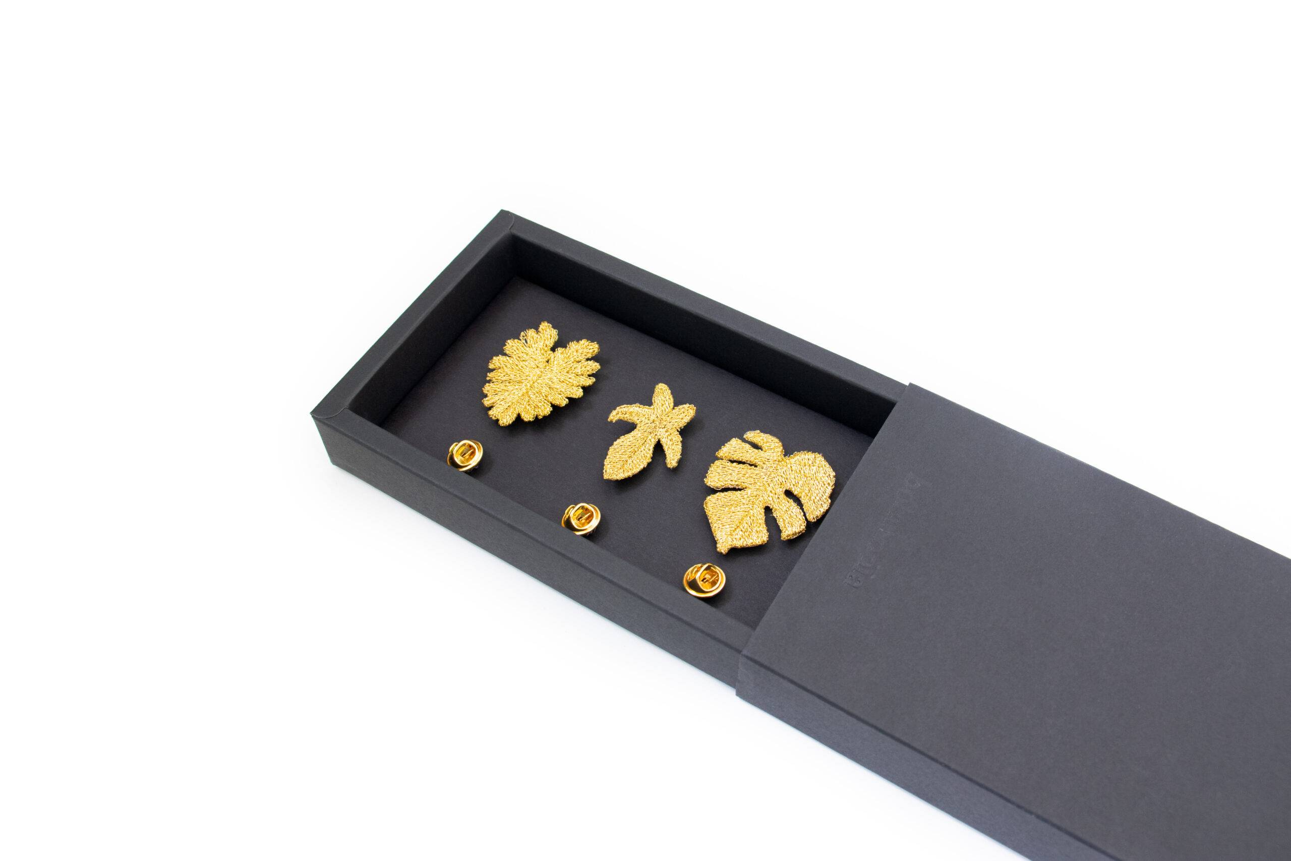 Gouden Geborduurde Broches - 3 tropische bladeren