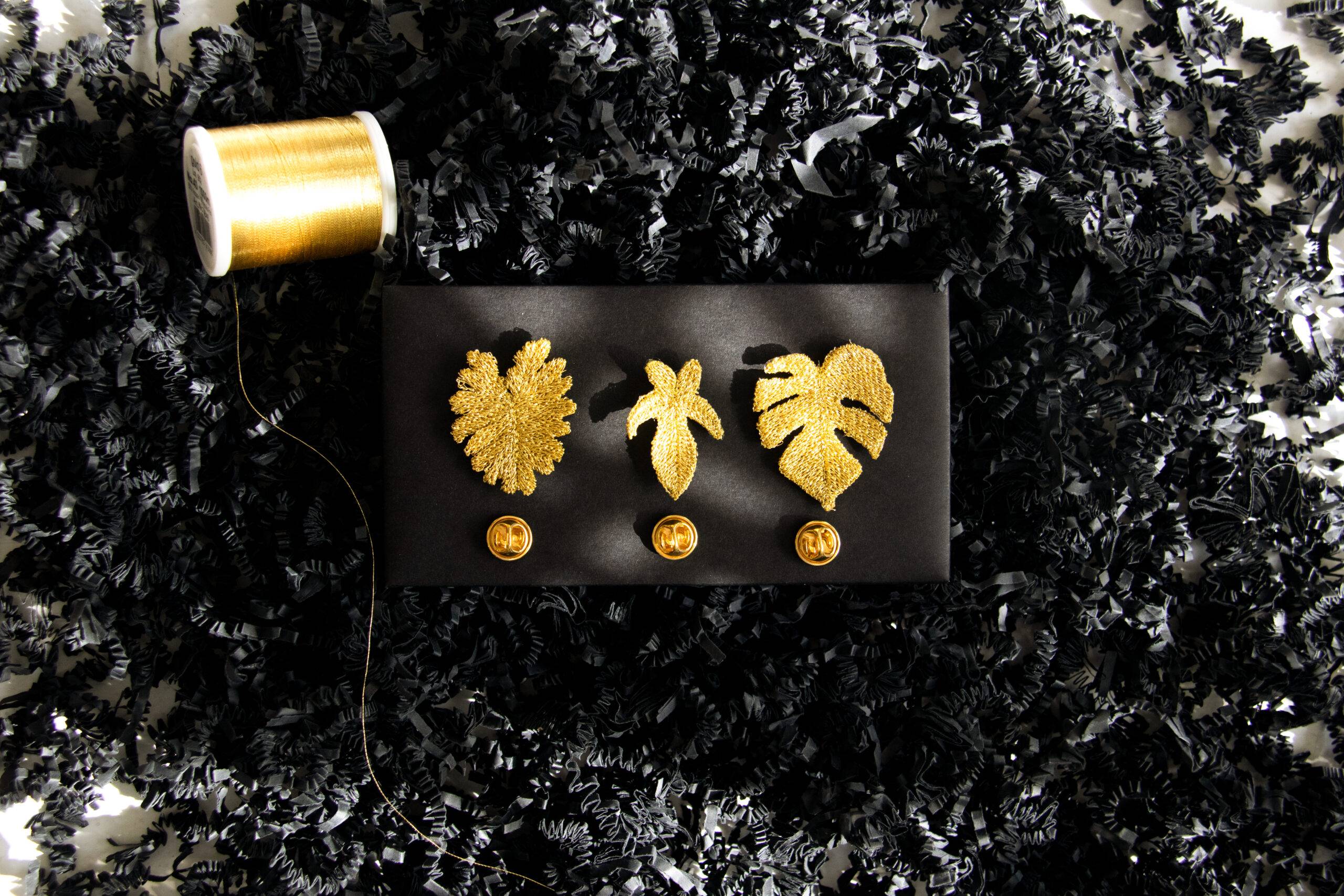 Gouden Geborduurde Broches - 3 tropische bladeren