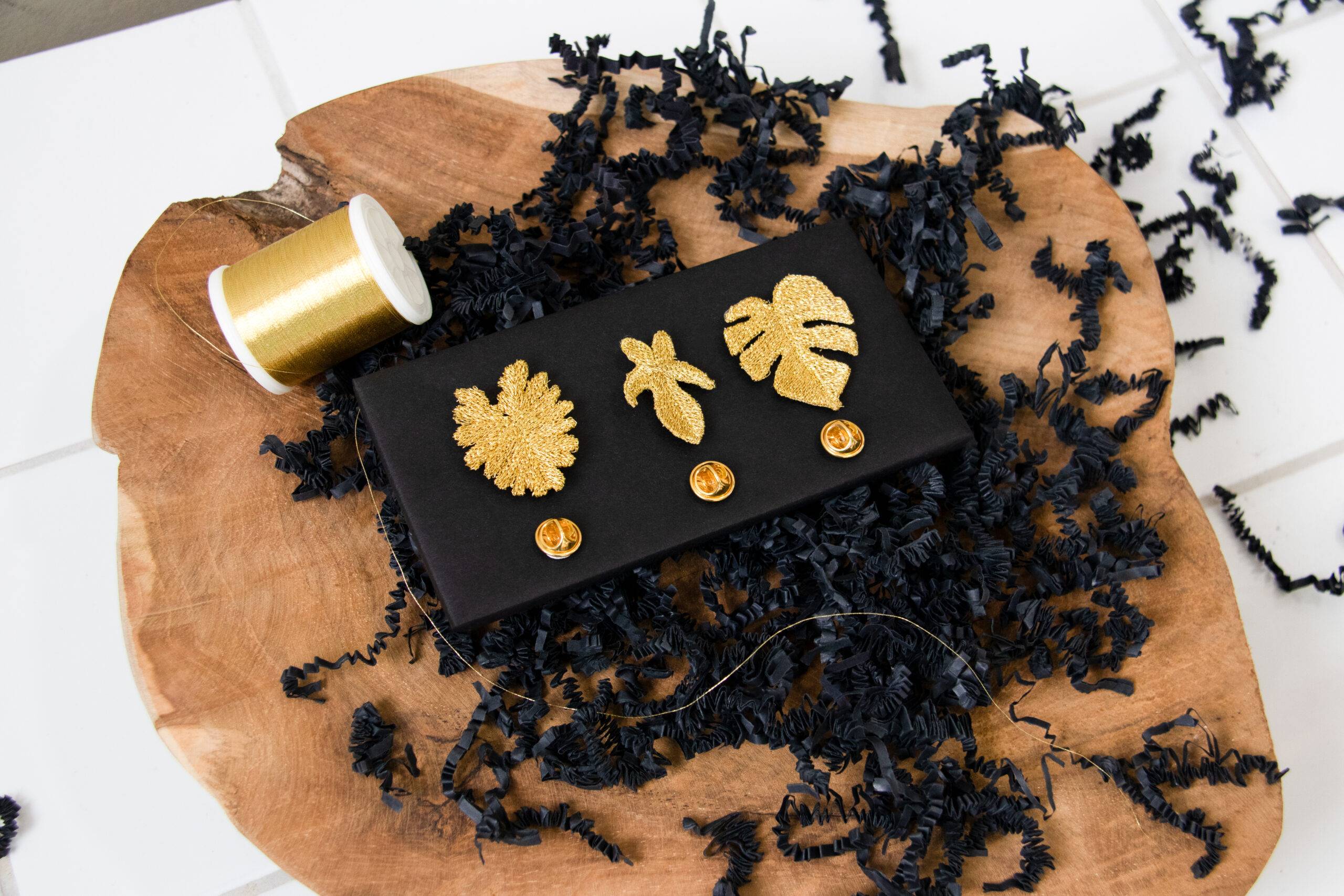 Gouden Geborduurde Broches - 3 tropische bladeren