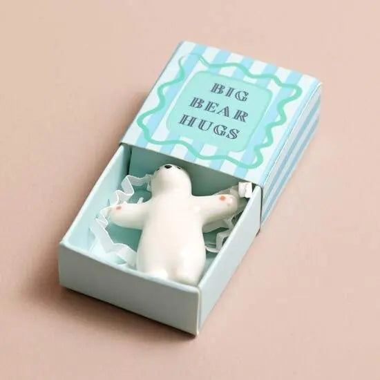 Tiny matchbox met mini beeldje (big bear hugs)