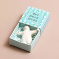 Tiny matchbox met mini beeldje (big bear hugs)