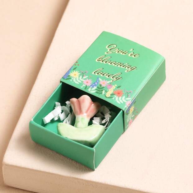 Tiny matchbox met mini beeldje (you're blooming lovely)