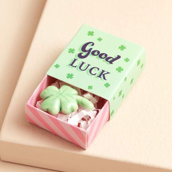 Tiny matchbox met mini beeldje (good luck)