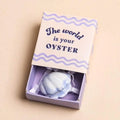 Tiny matchbox met mini beeldje (the world is your oyster)