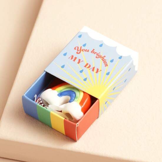 Tiny matchbox met mini beeldje (you brighten my day)