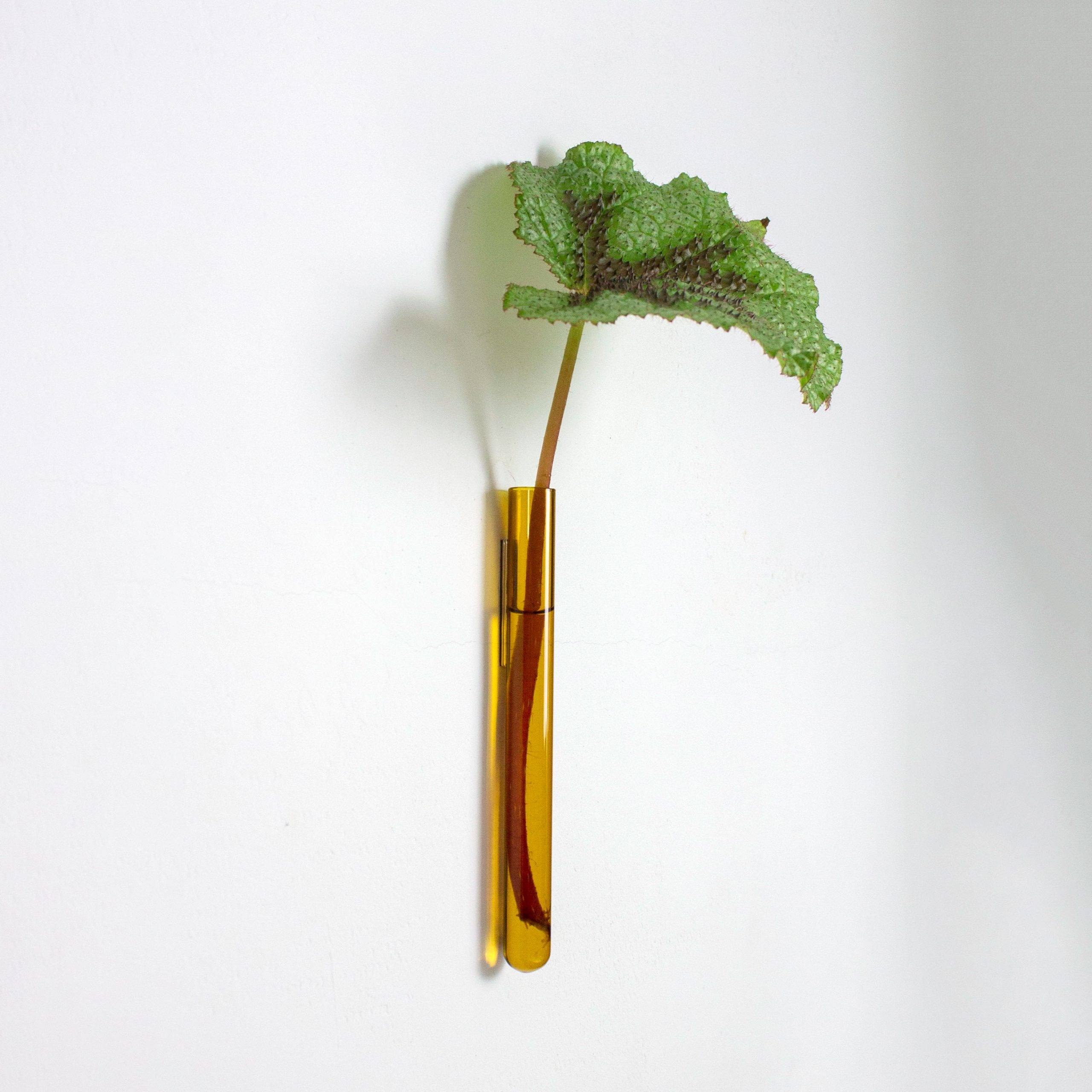 Ophangbaar stekvaasje van glas (amber)