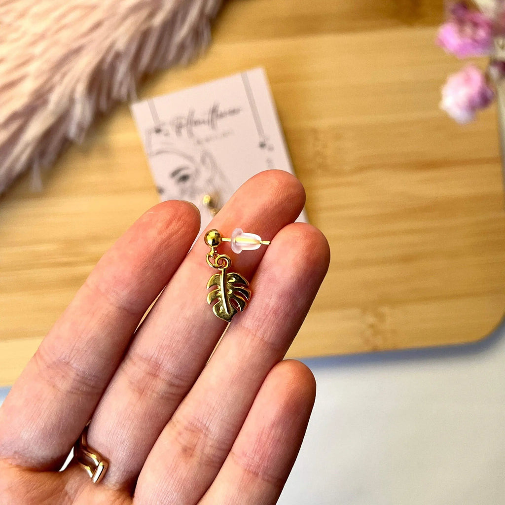 Gouden oorknopjes met Monstera bedeltje