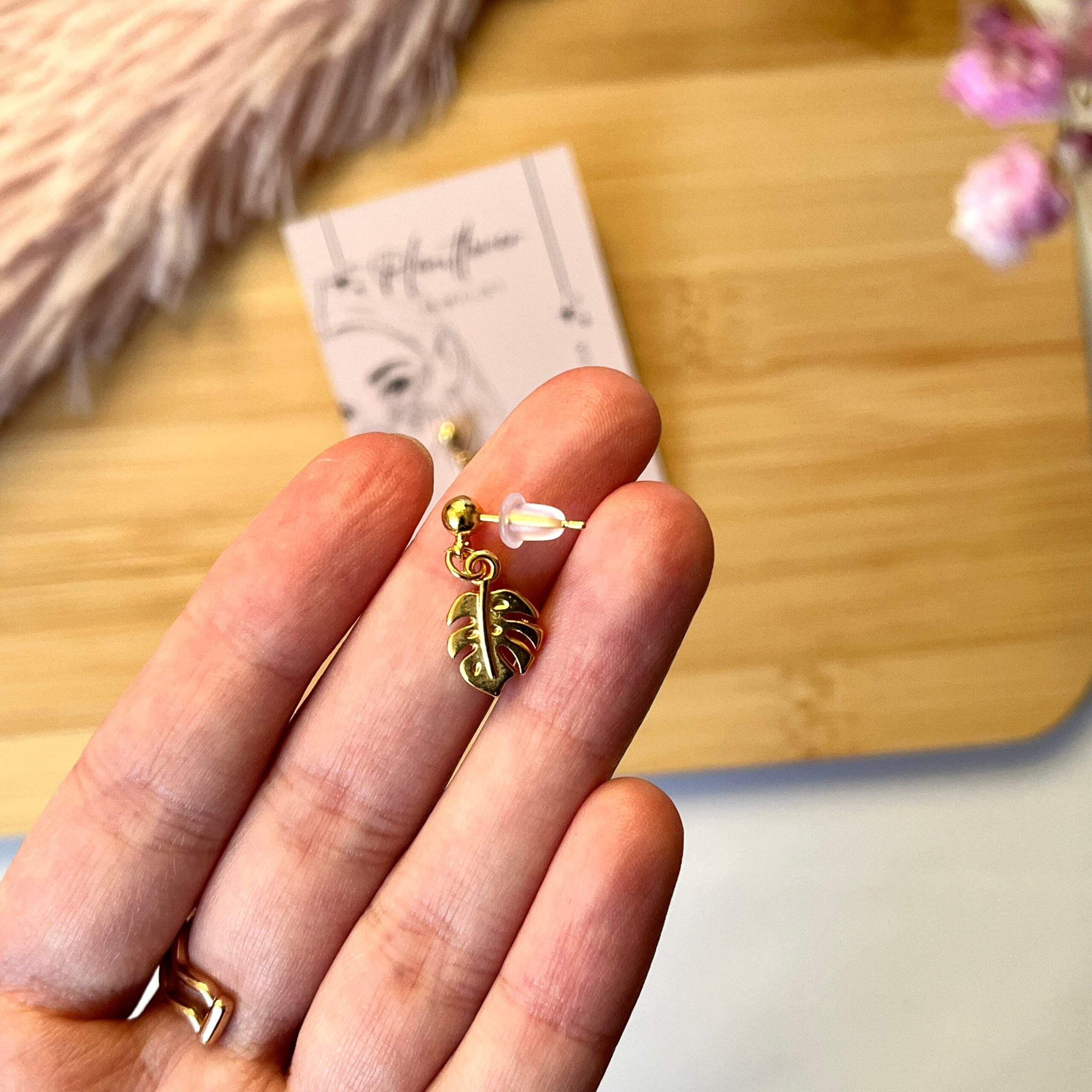 Gouden oorknopjes met Monstera bedeltje