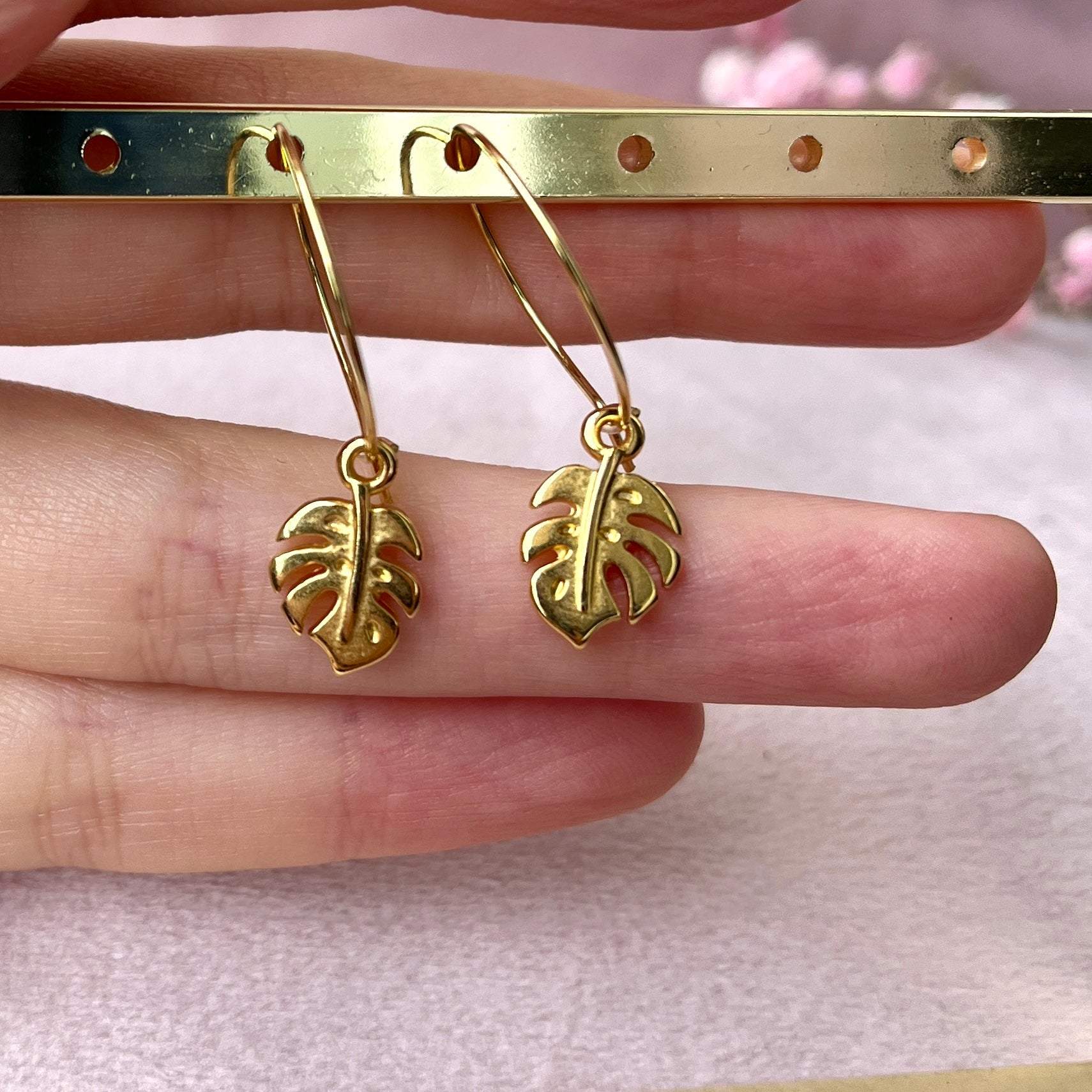 Oorringen met klein monstera hangertje (goud)