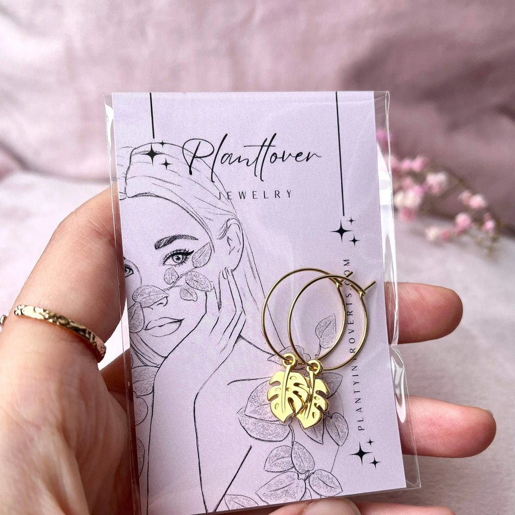 Oorringen met klein monstera hangertje (goud)