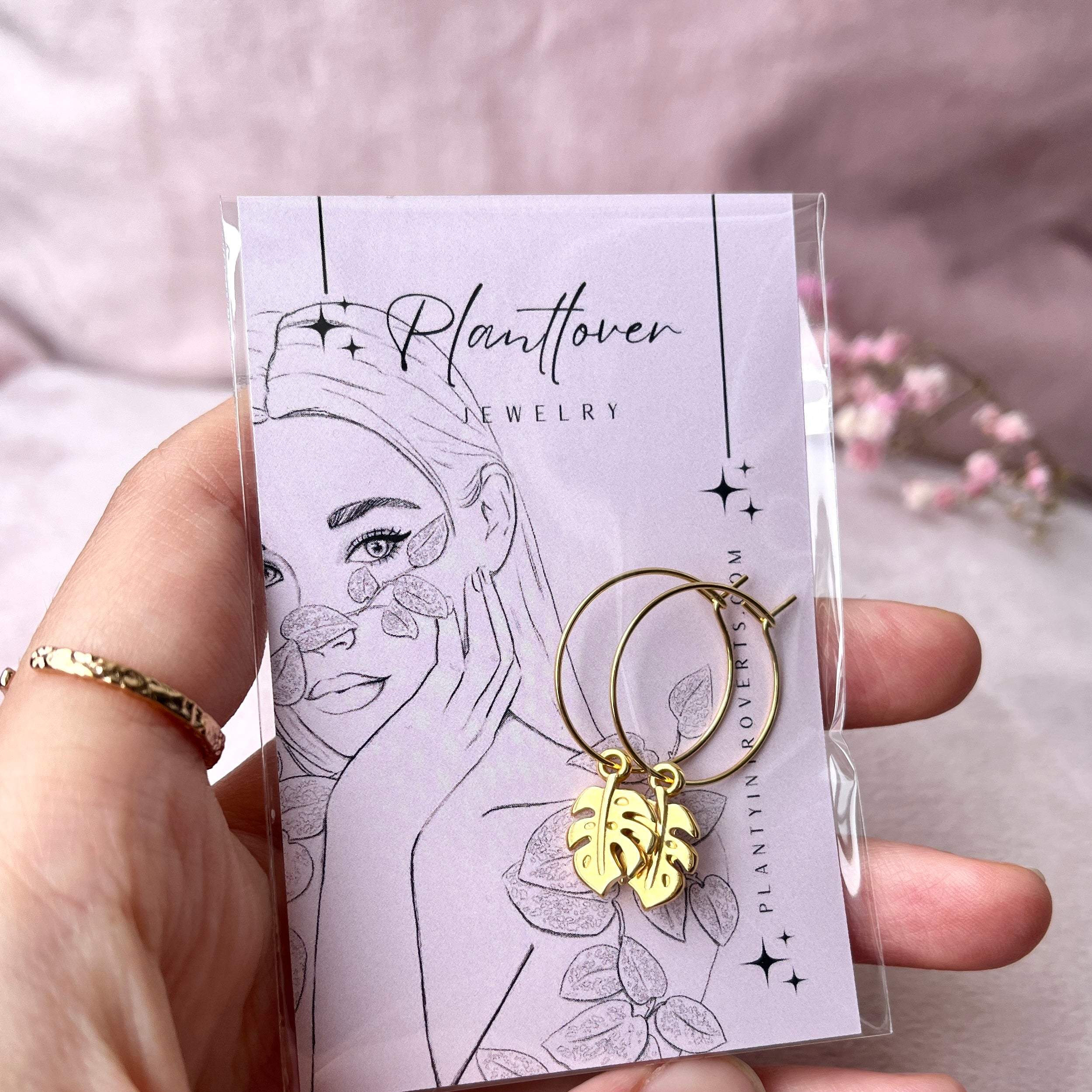 Oorringen met klein monstera hangertje (goud)