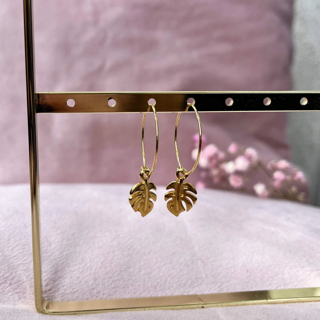 Oorringen met klein monstera hangertje (goud)