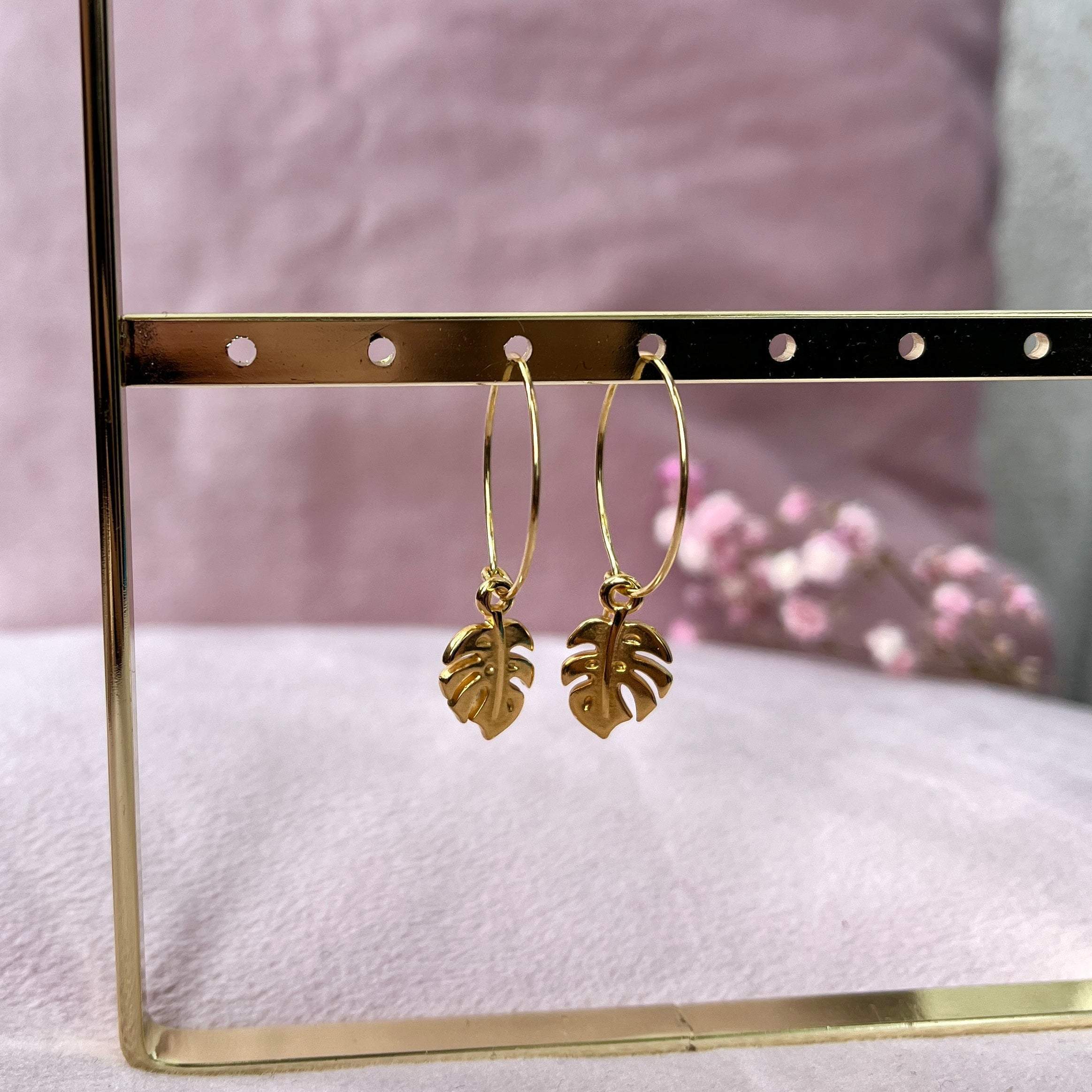 Oorringen met klein monstera hangertje (goud)