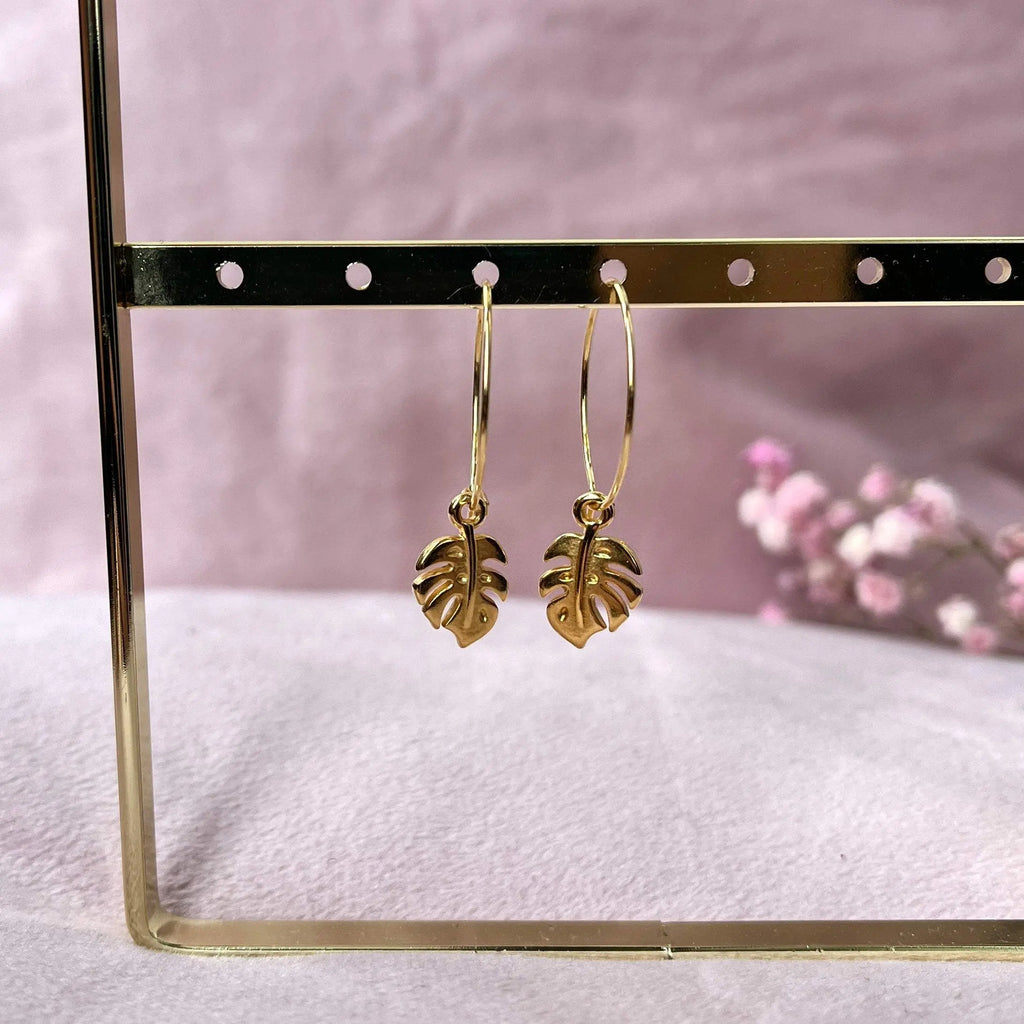 Oorringen met klein monstera hangertje (goud)