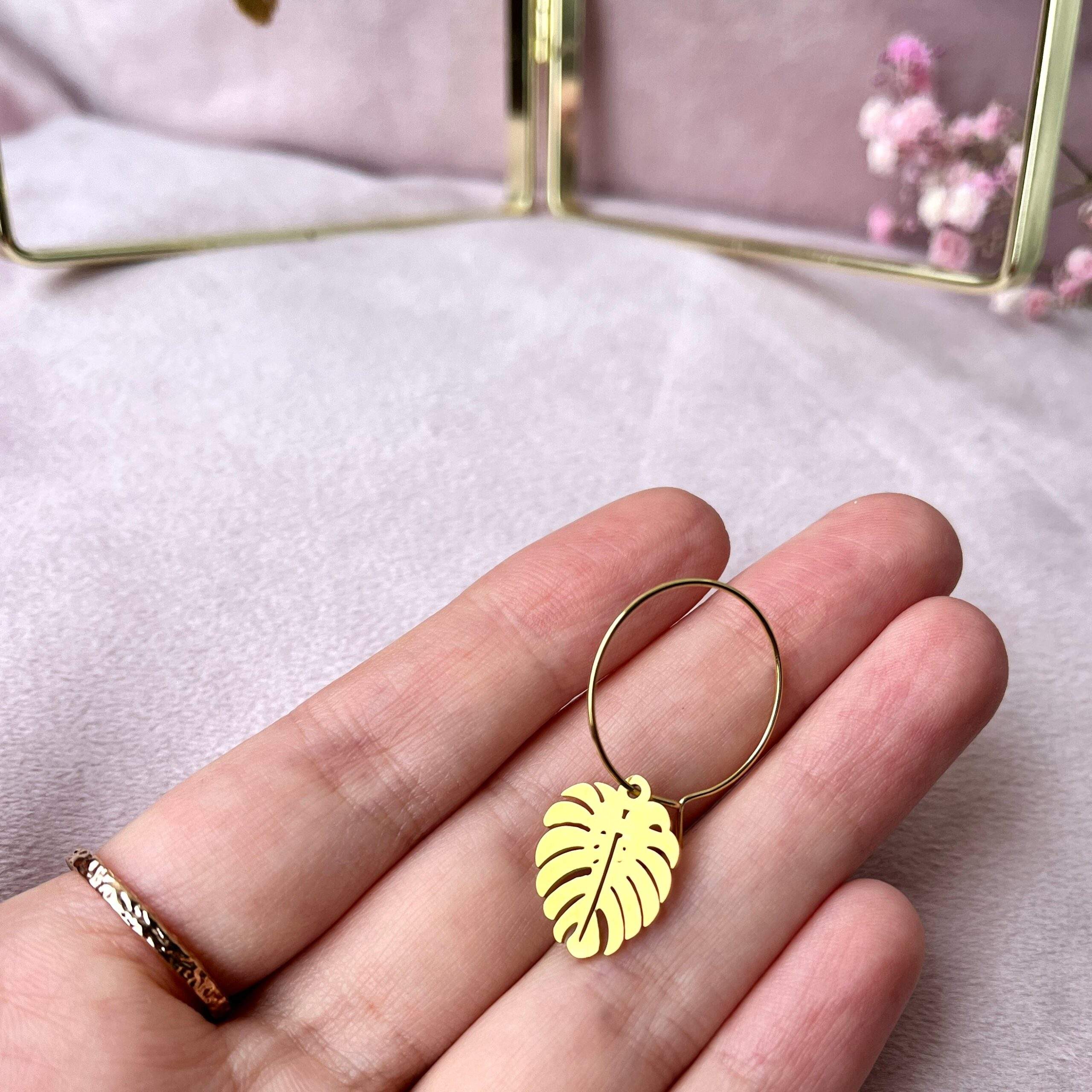 Oorringen met monstera hanger (goud)