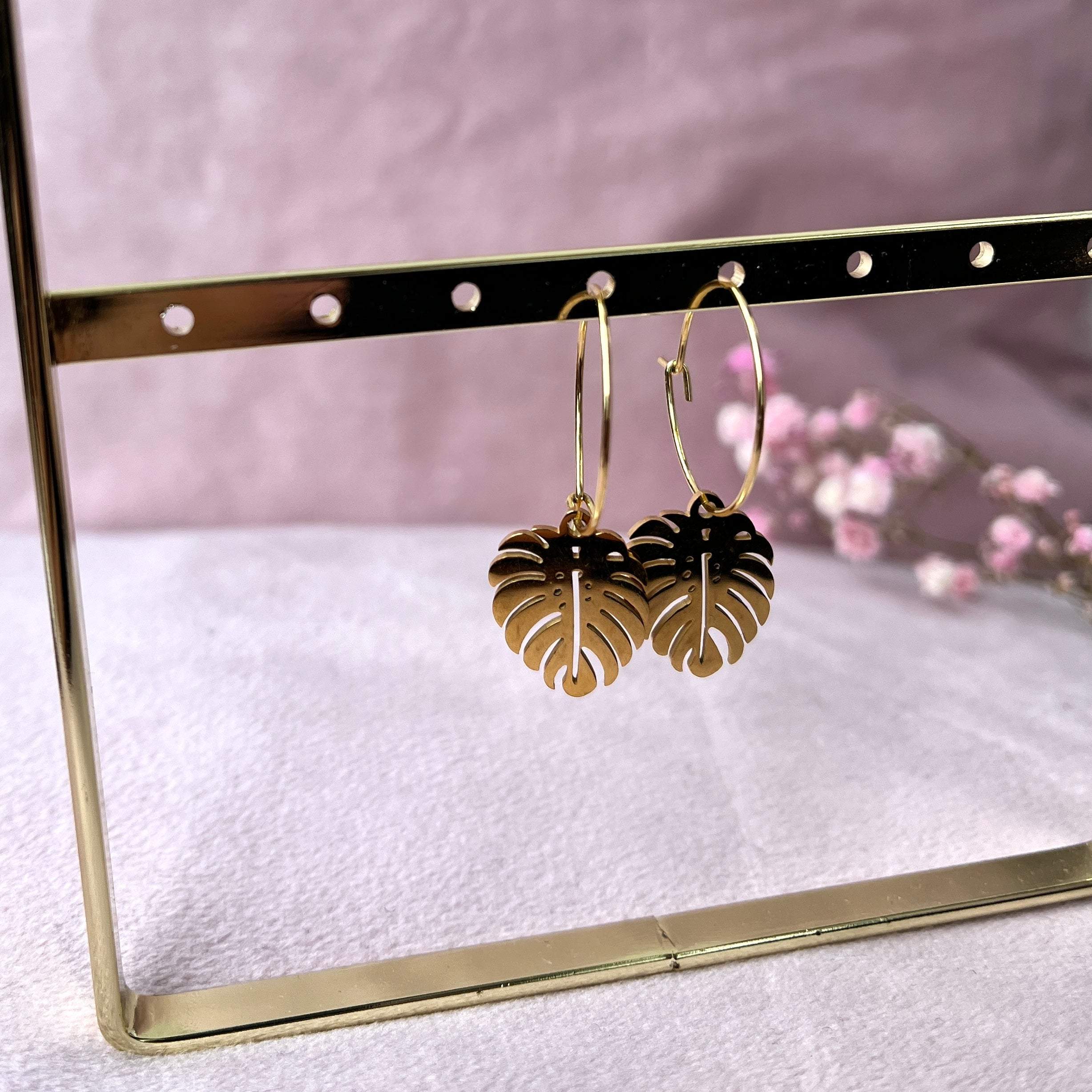 Oorringen met monstera hanger (goud)