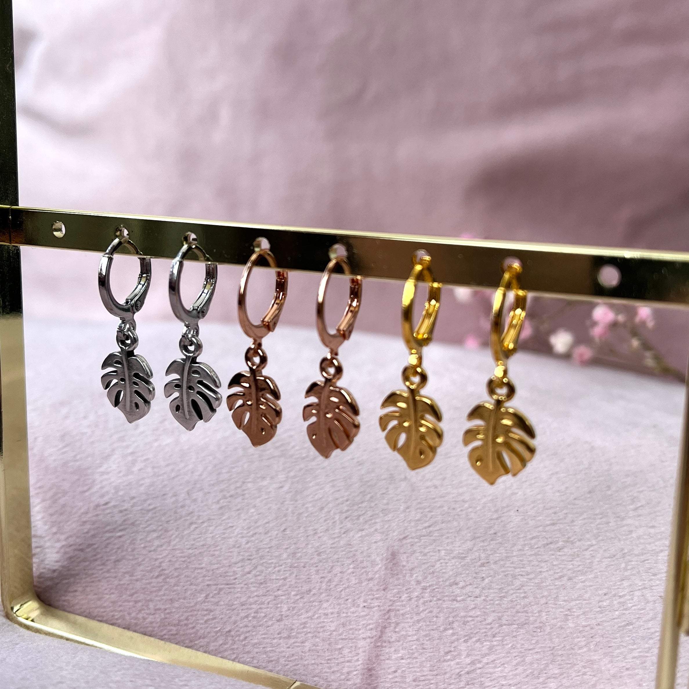 Monstera oorbellen met bedel en sluiting (zilver)