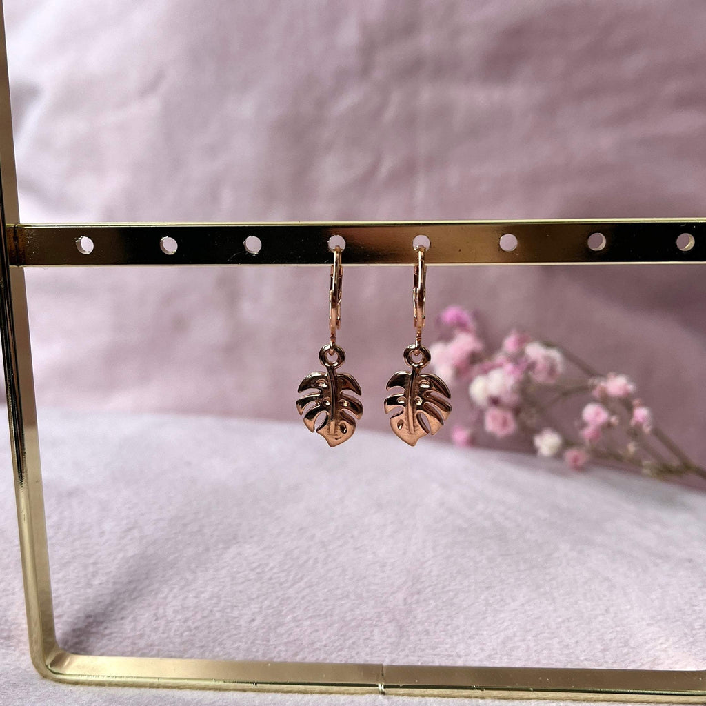 Monstera oorbellen met bedel en sluiting (roségoud)