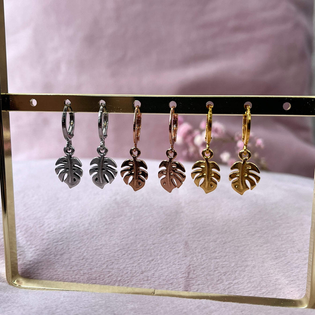 Monstera oorbellen met bedel en sluiting (zilver)