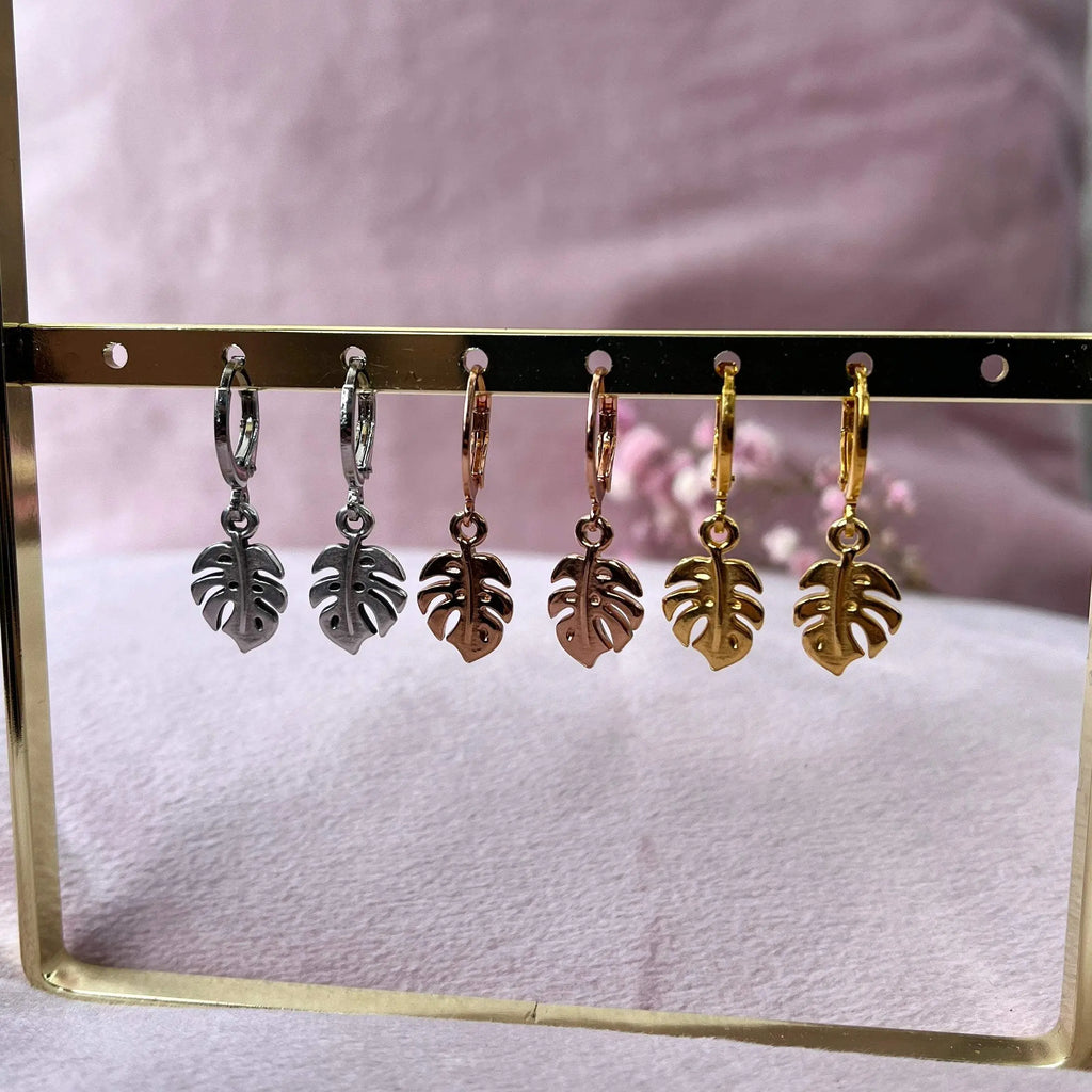 Monstera oorbellen met bedel en sluiting (goud)