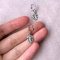 Monstera oorbellen met bedel en sluiting (zilver)