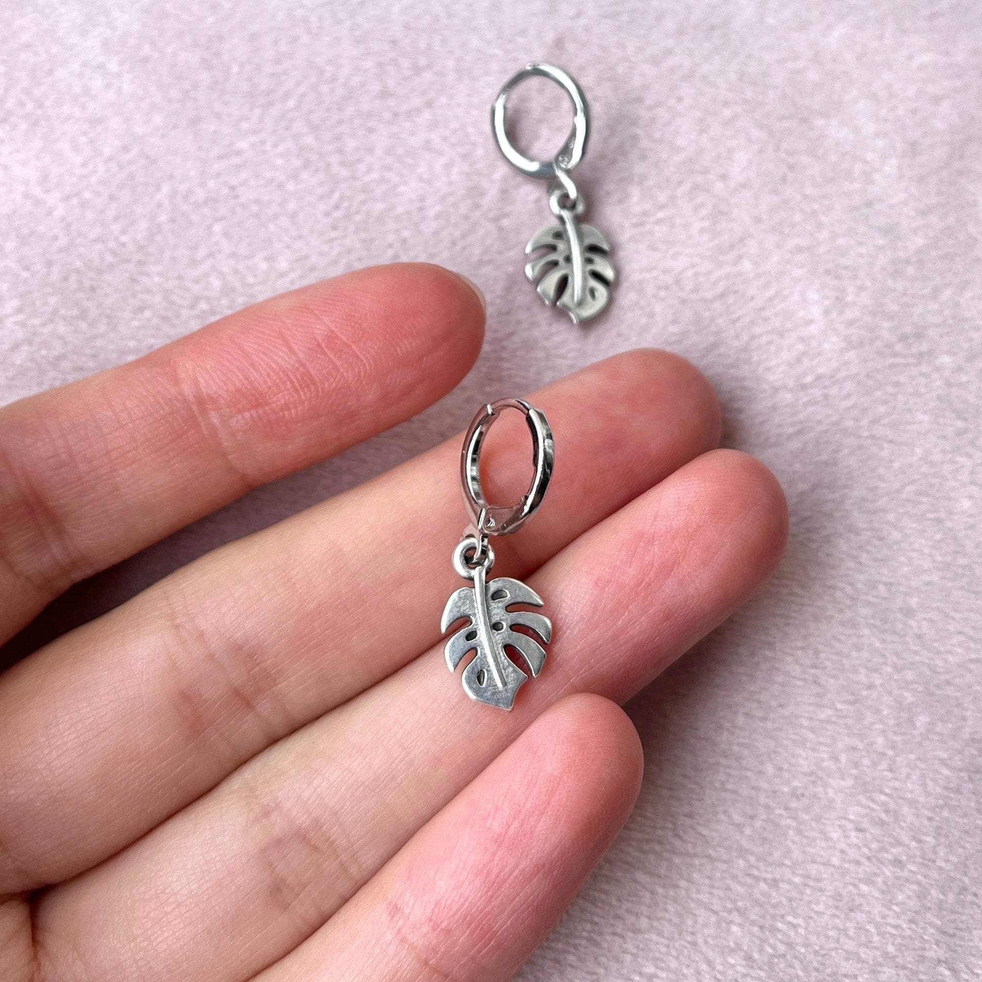 Monstera oorbellen met bedel en sluiting (zilver)