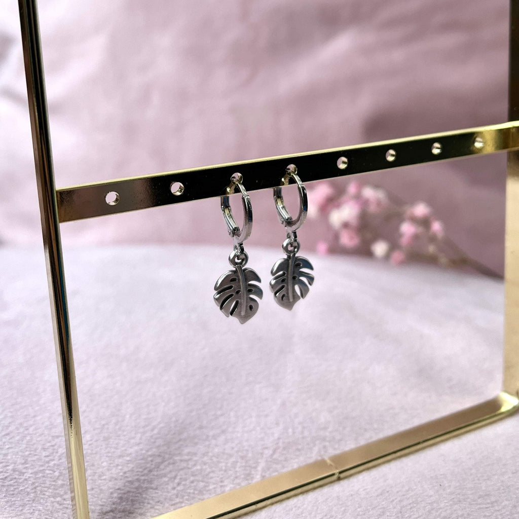 Monstera oorbellen met bedel en sluiting (zilver)