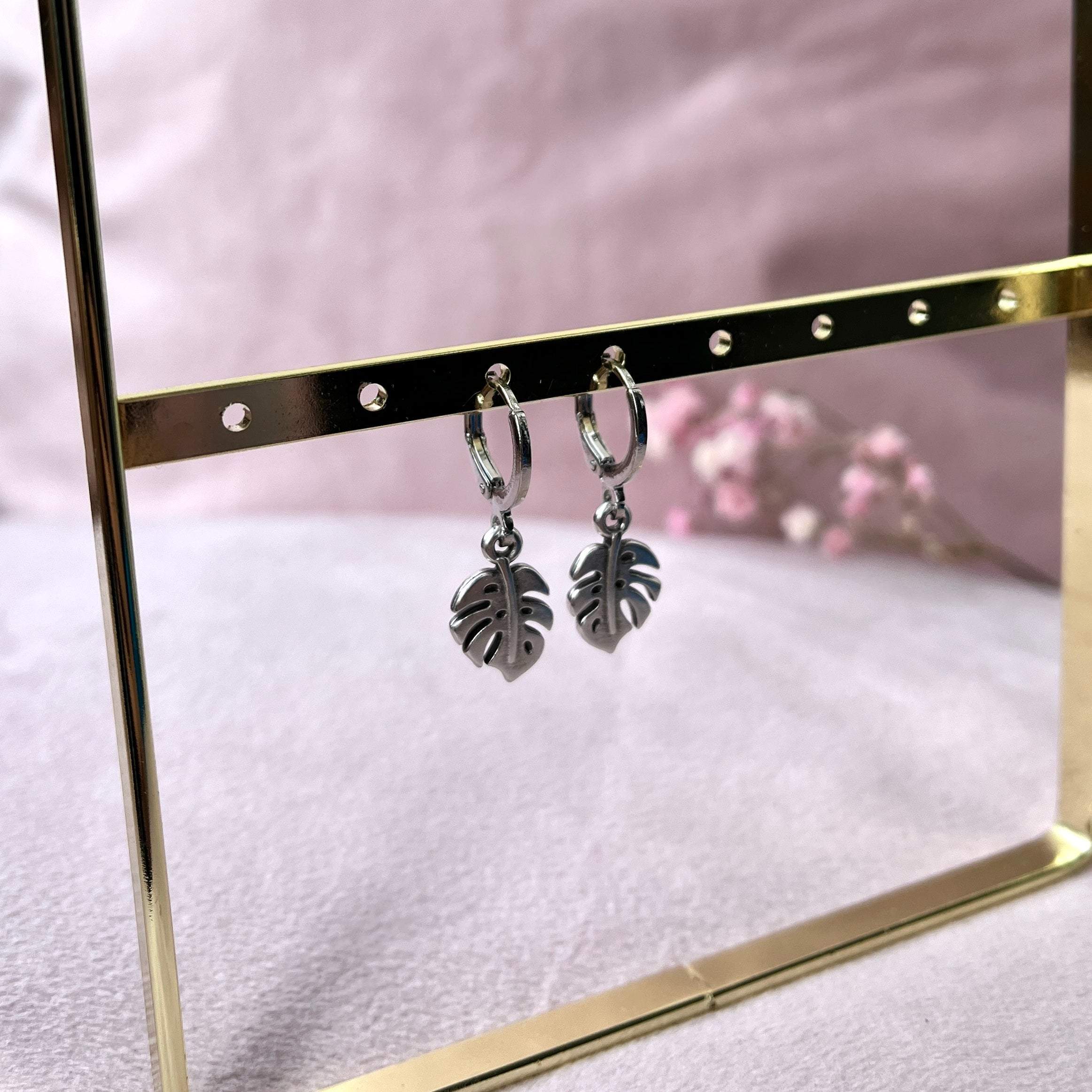 Monstera oorbellen met bedel en sluiting (zilver)