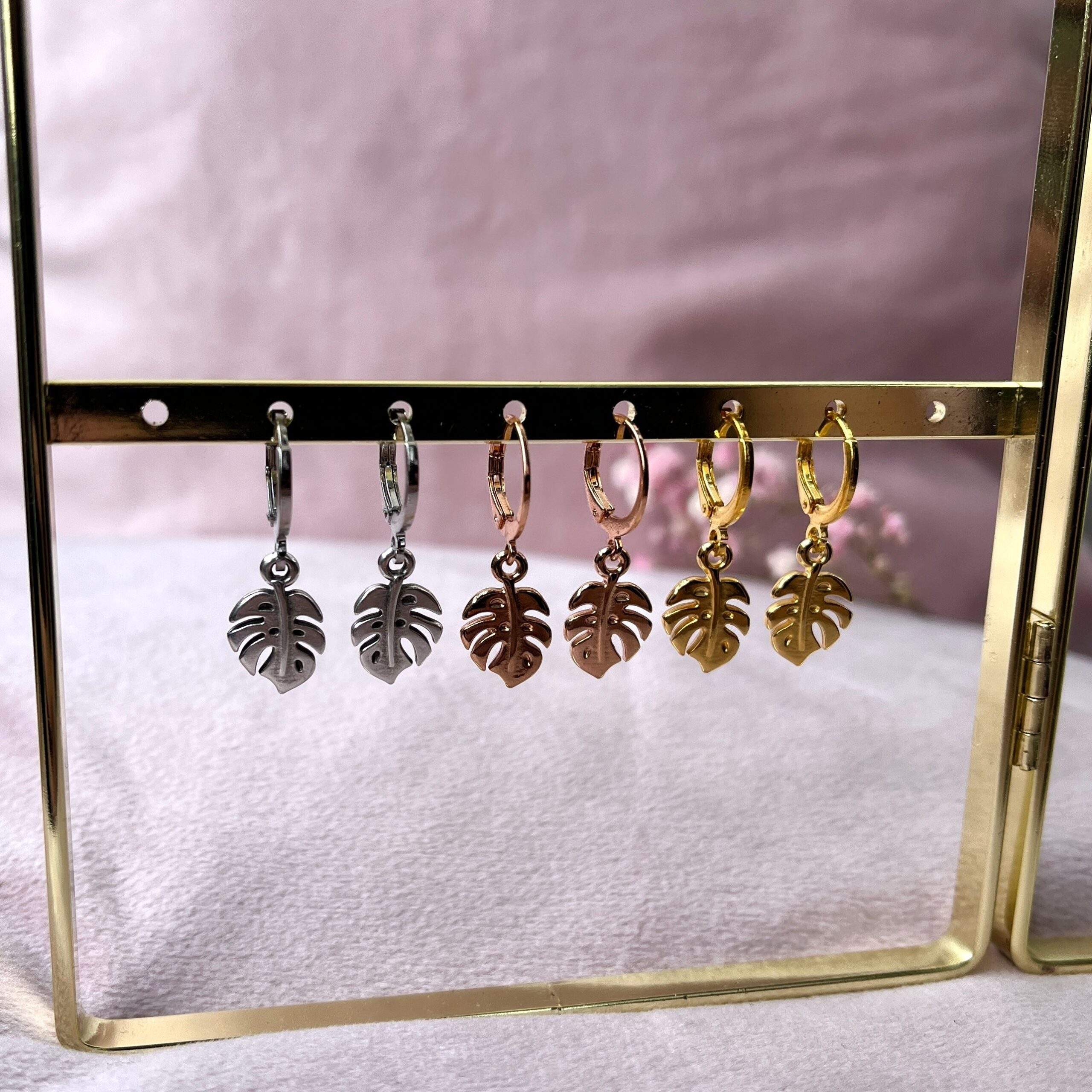 Monstera oorbellen met bedel en sluiting (zilver)