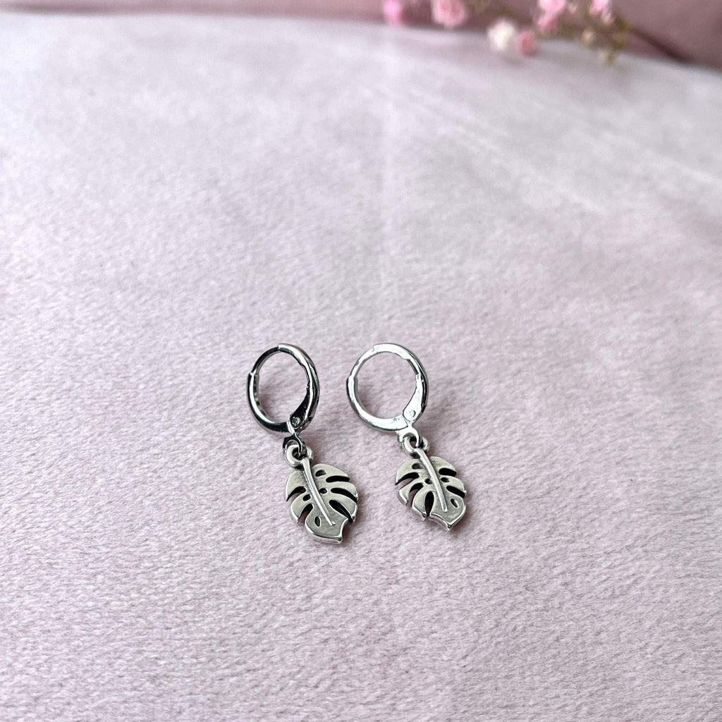 Monstera oorbellen met bedel en sluiting (zilver)