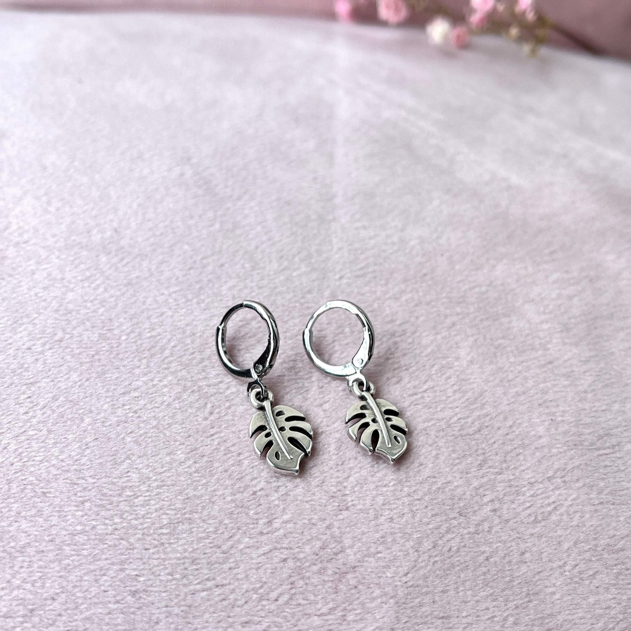 Monstera oorbellen met bedel en sluiting (zilver)